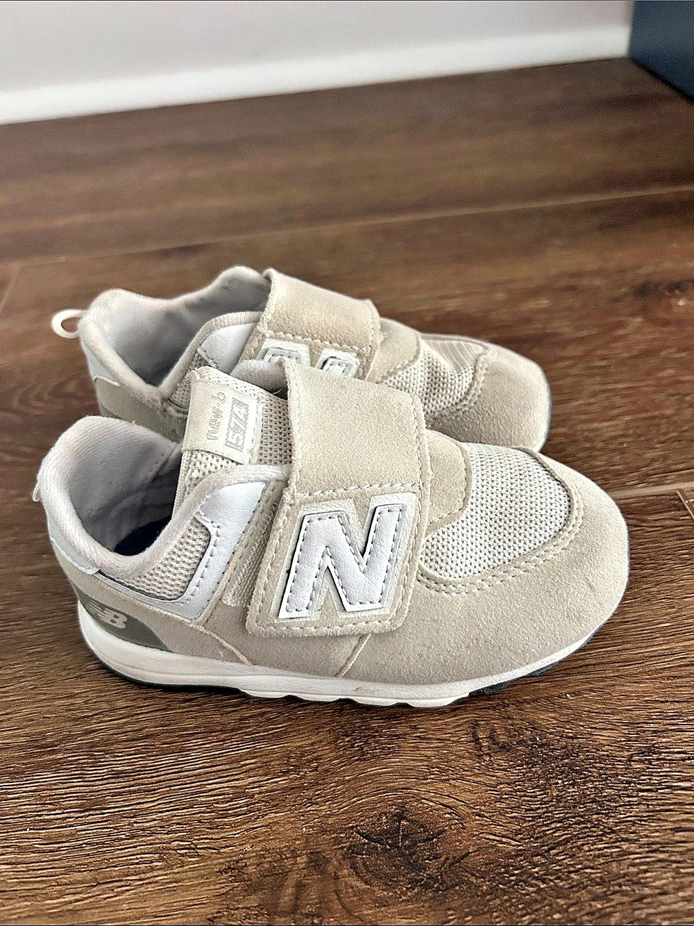 New Balance 574 US 6.5 Beige & White Sneakers